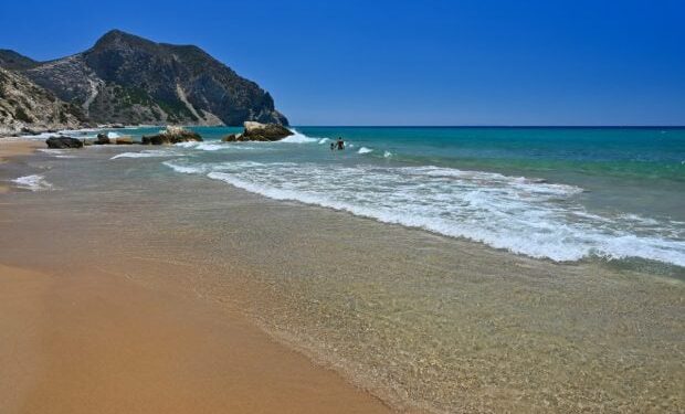 insula-din-grecia-unde-turistii-mai-prind-24-de-grade-si-in-octombrie.-plaja-care-pare-desprinsa-din-caraibe