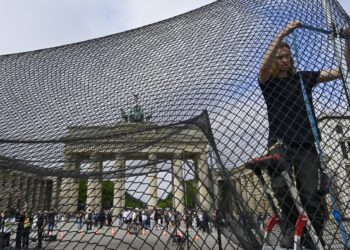 surpriza-aparuta-in-centrul-berlinului,-chiar-langa-emblematica-poarta-brandenburg-–-hotnews.ro