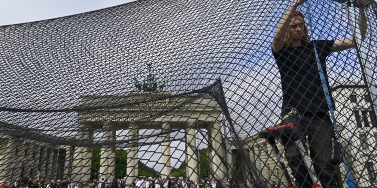 surpriza-aparuta-in-centrul-berlinului,-chiar-langa-emblematica-poarta-brandenburg-–-hotnews.ro