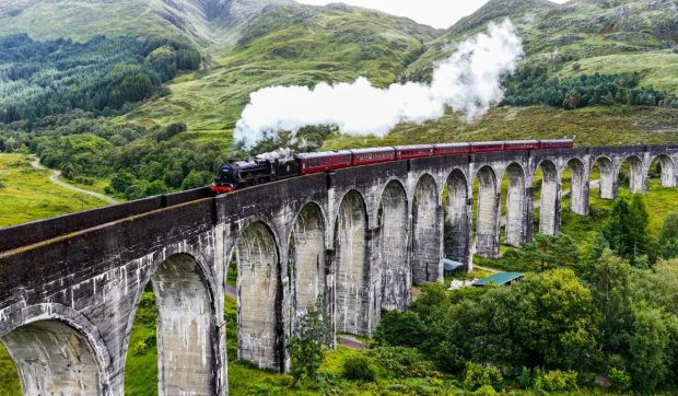 top-7-cele-mai-frumoase-calatorii-cu-trenul:-de-la-traseul-din-harry-potter-pana-la-cea-mai-inalta-cale-ferata-din-lume