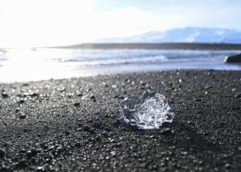 plaja-cu-nisip-negru-din-islanda,-plina-de-diamante-uriase,-pe-care-trebuie-sa-o-vezi-macar-o-data-in-viata
