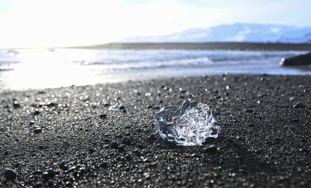 plaja-cu-nisip-negru-din-islanda,-plina-de-diamante-uriase,-pe-care-trebuie-sa-o-vezi-macar-o-data-in-viata