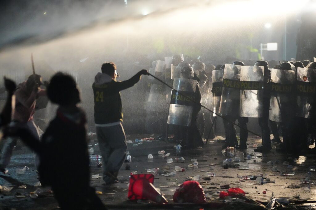 proteste-violente-in-cea-mai-mare-tara-musulmana-din-lume-autoritatile-au-inceput-sa-opreasca-transportul-public-in-capitala-–-hotnews.ro