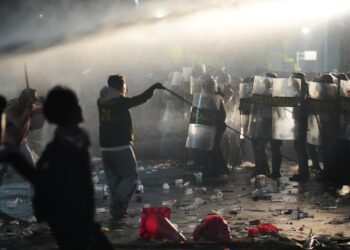 proteste-violente-in-cea-mai-mare-tara-musulmana-din-lume-autoritatile-au-inceput-sa-opreasca-transportul-public-in-capitala-–-hotnews.ro