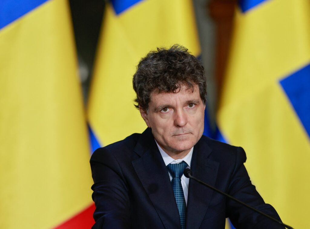 daca-domnul-pahontu-nu-este-in-aceasta-situatie,-cum-a-spus-nicusor-dan,-de-ce-seful-spp-nu-si-a-depus,-de-18-ani,-declaratia-ca-nu-a-facut-politie-politica?-–-hotnews.ro