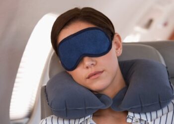 regula-putin-stiuta-a-wizz-air:-pasagerii-risca-o-taxa-de-pana-la-65-de-euro-daca-isi-iau-cu-ei-o-perna-pentru-gat