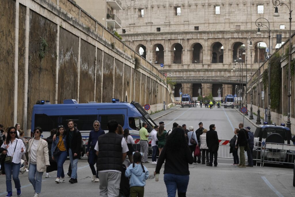 italia-introduce-masuri-sporite-de-securitate-la-colosseum-din-cauza-hotilor-de-buzunare-–-hotnews.ro