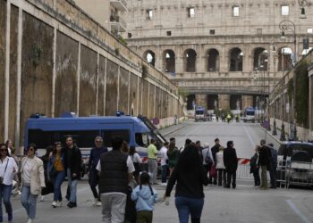 italia-introduce-masuri-sporite-de-securitate-la-colosseum-din-cauza-hotilor-de-buzunare-–-hotnews.ro