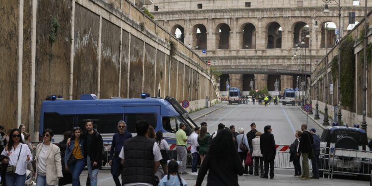 italia-introduce-masuri-sporite-de-securitate-la-colosseum-din-cauza-hotilor-de-buzunare-–-hotnews.ro