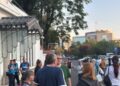 cateva-zeci-de-persoane-protesteaza-la-palatul-cotroceni:-te-am-votat-si-ne-ai-tradat-/-actorul-alex-bogdan,-printre-manifestanti
