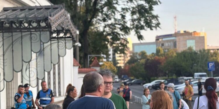 cateva-zeci-de-persoane-protesteaza-la-palatul-cotroceni:-te-am-votat-si-ne-ai-tradat-/-actorul-alex-bogdan,-printre-manifestanti