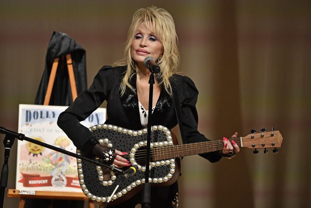 cel-mai-mare-aeroport-dintr-un-stat-american-ar-putea-primi-numele-lui-dolly-parton-–-hotnews.ro