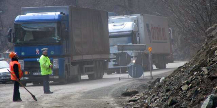 restrictiile-privind-circulatia-tir-urilor-pe-valea-oltului,-prelungite-pana-la-15-noiembrie-–-hotnews.ro
