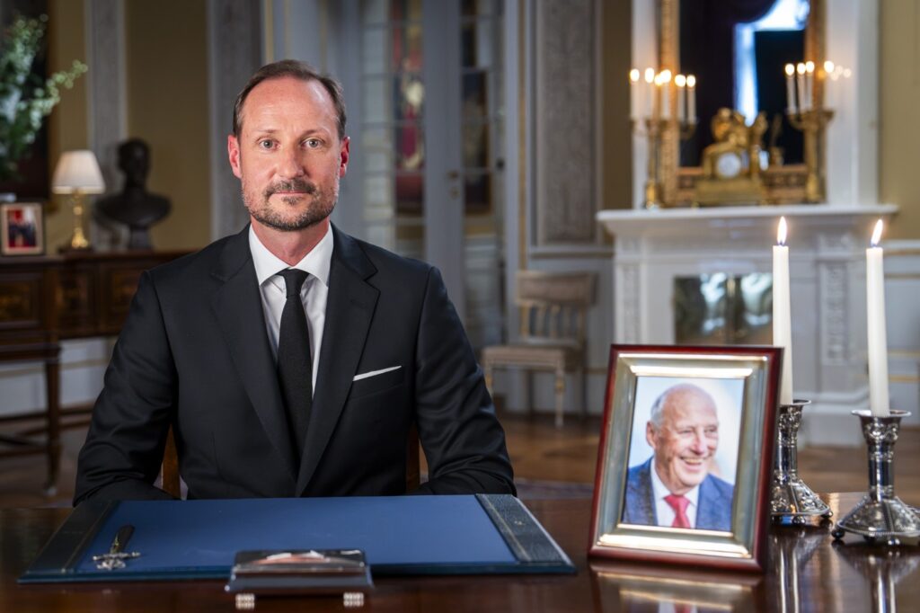 in-primul-discurs-ca-rege-al-norvegiei,-haakon-al-viii-lea-i-a-adus-un-omagiu-emotionant-tatalui-sau-–-hotnews.ro