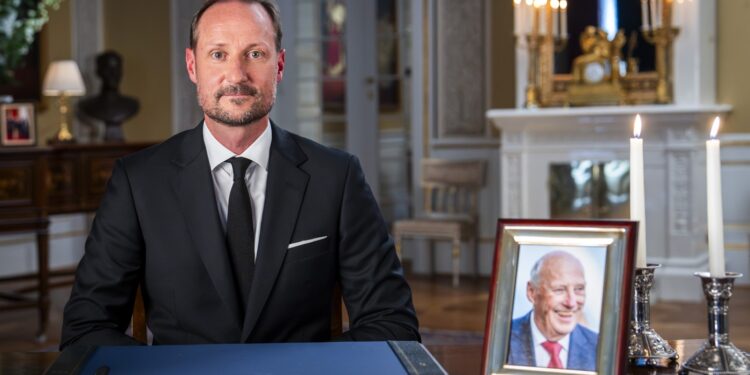 in-primul-discurs-ca-rege-al-norvegiei,-haakon-al-viii-lea-i-a-adus-un-omagiu-emotionant-tatalui-sau-–-hotnews.ro