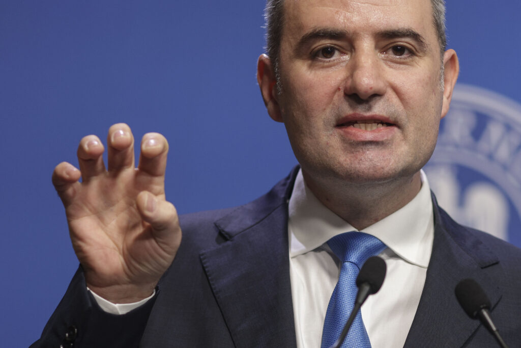 ministrul-finantelor-anunta-un-deficit-bugetar-aproape-la-jumatate-fata-de-anul-trecut-a-coborat-la-2,34%-din-pib,-dar-ce-cost-a-crescut-–-hotnews.ro