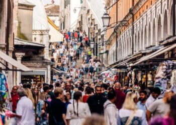 festivalul-de-film-de-la-venetia-declanseaza-o-febra-a-vacantelor-in-italia.-cautarile-de-zboruri-au-crescut-cu-44%