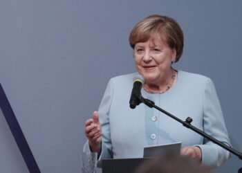 nicusor-dan-o-primeste-pe-angela-merkel-la-palatul-cotroceni.-fostul-cancelar-german-isi-lanseaza-in-romania-volumul-de-memorii