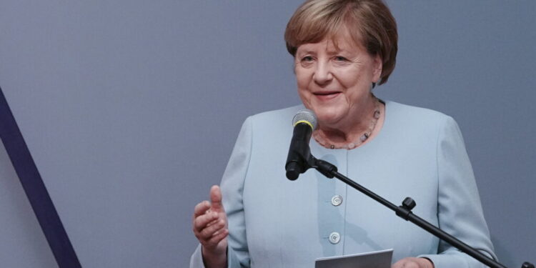 nicusor-dan-o-primeste-pe-angela-merkel-la-palatul-cotroceni.-fostul-cancelar-german-isi-lanseaza-in-romania-volumul-de-memorii