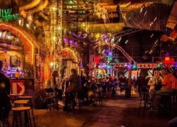 un-bar-din-budapesta-a-fost-desemnat-cel-mai-bun-din-europa.-povestea-localului-amenajat-intr-o-fabrica-abandonata
