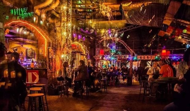 un-bar-din-budapesta-a-fost-desemnat-cel-mai-bun-din-europa.-povestea-localului-amenajat-intr-o-fabrica-abandonata
