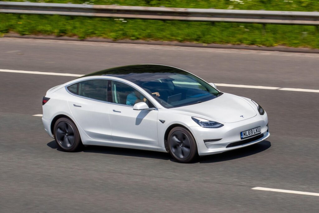 masini-tesla-puse-pe-autopilot-s-au-oprit-in-mijlocul-autostrazii-in-sua,-provocand-accidente-in-care-au-murit-soferii-lor-–-hotnews.ro