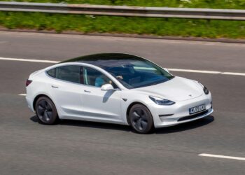 masini-tesla-puse-pe-autopilot-s-au-oprit-in-mijlocul-autostrazii-in-sua,-provocand-accidente-in-care-au-murit-soferii-lor-–-hotnews.ro