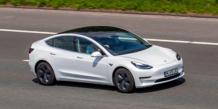 masini-tesla-puse-pe-autopilot-s-au-oprit-in-mijlocul-autostrazii-in-sua,-provocand-accidente-in-care-au-murit-soferii-lor-–-hotnews.ro