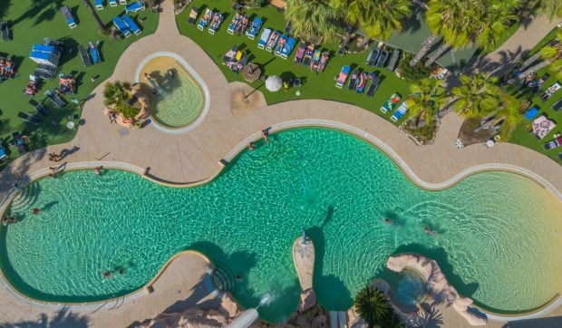 o-familie-a-dat-3.400-de-euro-pe-o-vacanta-in-spania,-dar-nu-a-prins-sezlong-la-piscina-din-cauza-unui-motiv-banal