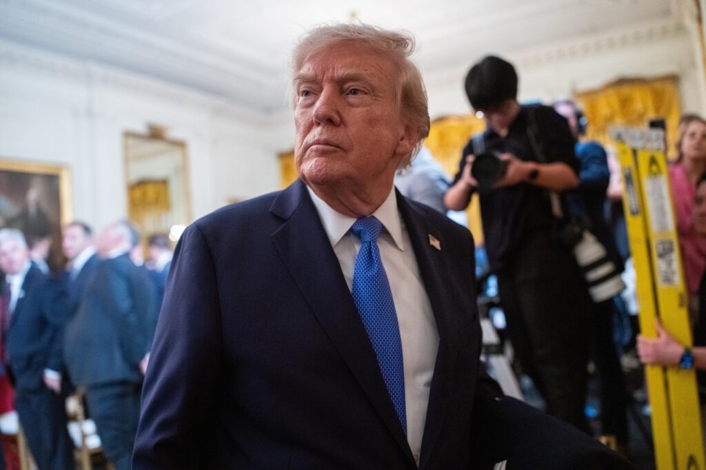 casa-alba-a-lansat-o-serie-de-jocuri-inspirate-de-politicile-lui-trump:-ridica-zidul-deporteaza-alimenteaza-un-cont-trump-–-hotnews.ro