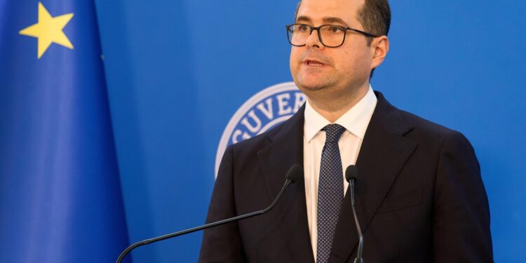 cum-a-incercat-premierul-republicii-moldova-sa-vanda-tigari-in-olanda-cand-era-student-amarat-–-hotnews.ro