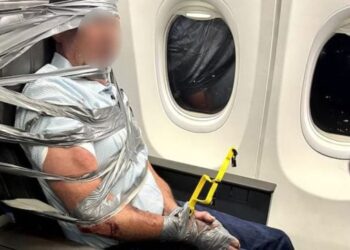 un-pasager-agresiv-a-fost-lipit-cu-banda-adeziva-de-scaunul-avionului:-nu-toleram-acte-de-violenta-la-bord