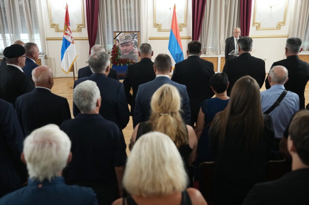 sute-de-oameni,-inclusiv-oficiali-si-generali,-la-comemorarea-macelarului-din-balcani-la-belgrad-–-hotnews.ro