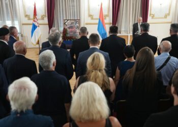 sute-de-oameni,-inclusiv-oficiali-si-generali,-la-comemorarea-macelarului-din-balcani-la-belgrad-–-hotnews.ro
