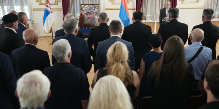 sute-de-oameni,-inclusiv-oficiali-si-generali,-la-comemorarea-macelarului-din-balcani-la-belgrad-–-hotnews.ro