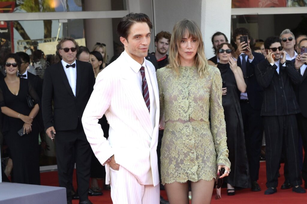 robert-pattinson-a-fermecat-cu-rolul-din-filmul-primetime-ovationat-minute-intregi-la-festivalul-de-film-de-la-venetia-–-hotnews.ro