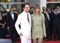 robert-pattinson-a-fermecat-cu-rolul-din-filmul-primetime-ovationat-minute-intregi-la-festivalul-de-film-de-la-venetia-–-hotnews.ro
