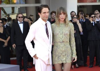 robert-pattinson-a-fermecat-cu-rolul-din-filmul-primetime-ovationat-minute-intregi-la-festivalul-de-film-de-la-venetia-–-hotnews.ro