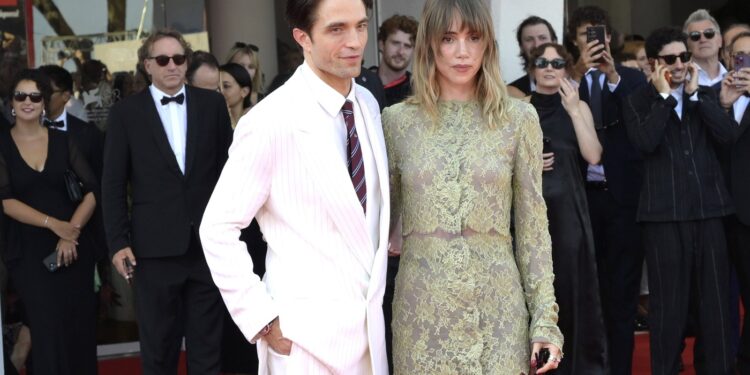 robert-pattinson-a-fermecat-cu-rolul-din-filmul-primetime-ovationat-minute-intregi-la-festivalul-de-film-de-la-venetia-–-hotnews.ro