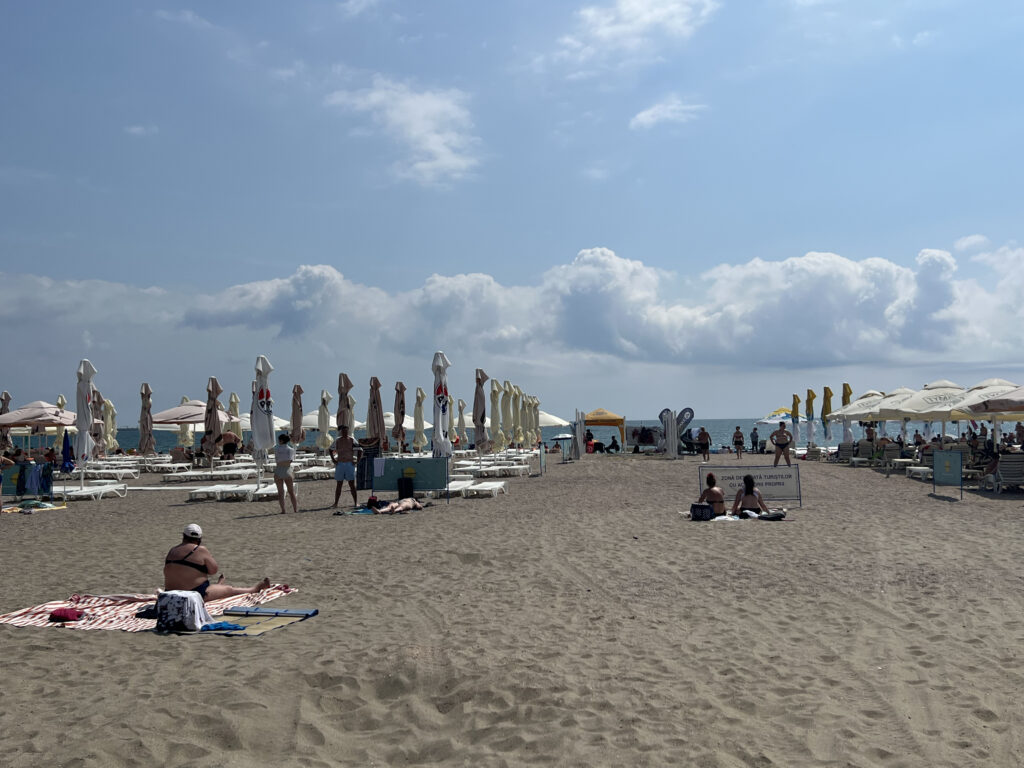 clipe-dramatice-pe-litoral-doi-turisti,-sot-si-sotie,-la-un-pas-sa-se-inece-salvamarii-din-eforie-au-intervenit-–-hotnews.ro