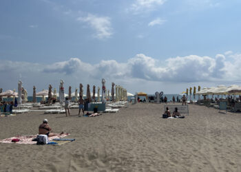 clipe-dramatice-pe-litoral-doi-turisti,-sot-si-sotie,-la-un-pas-sa-se-inece-salvamarii-din-eforie-au-intervenit-–-hotnews.ro
