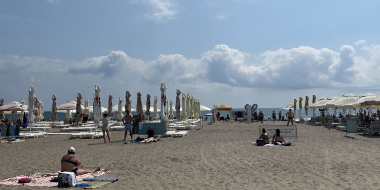 clipe-dramatice-pe-litoral-doi-turisti,-sot-si-sotie,-la-un-pas-sa-se-inece-salvamarii-din-eforie-au-intervenit-–-hotnews.ro