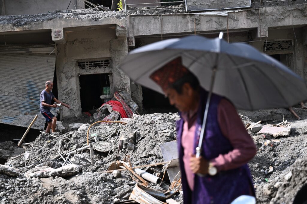 crezuta-moarta-de-familia-care-incepuse-deja-sa-poarte-doliu,-o-femeie-din-nepal-a-fost-salvata-in-mod-miraculos-la-zece-zile-de-la-inundatii-–-hotnews.ro