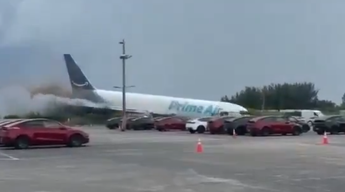 un-avion-al-amazon-a-iesit-de-pe-pista-aeroportului-din-miami-si-a-lovit-mai-multe-masini-cel-putin-cinci-morti-–-hotnews.ro