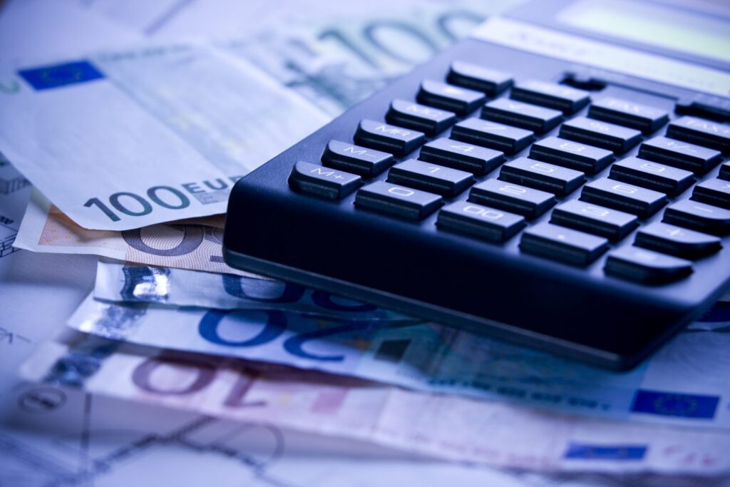 singurul-lucru-care-a-tinut-economia-pe-linia-de-plutire-au-fost-banii-europeni-bancile-isi-refac-calculele-si-se-pregatesc-de-recesiune-–-hotnews.ro