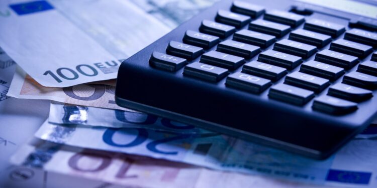 singurul-lucru-care-a-tinut-economia-pe-linia-de-plutire-au-fost-banii-europeni-bancile-isi-refac-calculele-si-se-pregatesc-de-recesiune-–-hotnews.ro