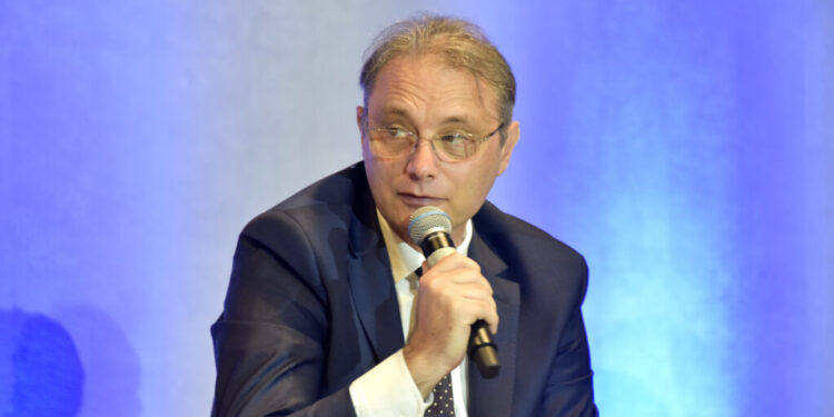portretul-posibilului-premier-luca-niculescu:-24-de-ani-in-presa,-sase-ani-ambasador-la-paris-si-misiunea-ocde-cine-este-posibilului-premier-luca-niculescu