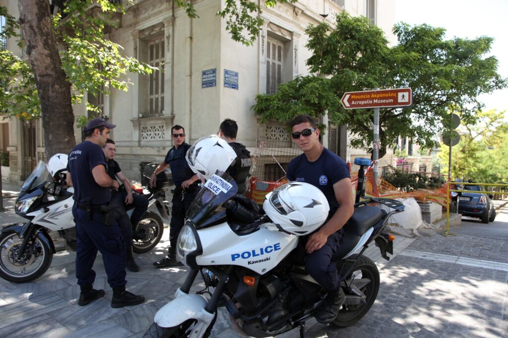 patru-politisti-greci-vor-fi-judecati-pentru-ca-nu-au-impiedicat-uciderea-unei-femei-in-fata-sectiei-cum-au-raspuns-cererii-de-ajutor-a-victimei-–-hotnews.ro