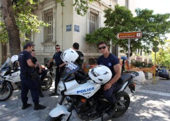 patru-politisti-greci-vor-fi-judecati-pentru-ca-nu-au-impiedicat-uciderea-unei-femei-in-fata-sectiei-cum-au-raspuns-cererii-de-ajutor-a-victimei-–-hotnews.ro