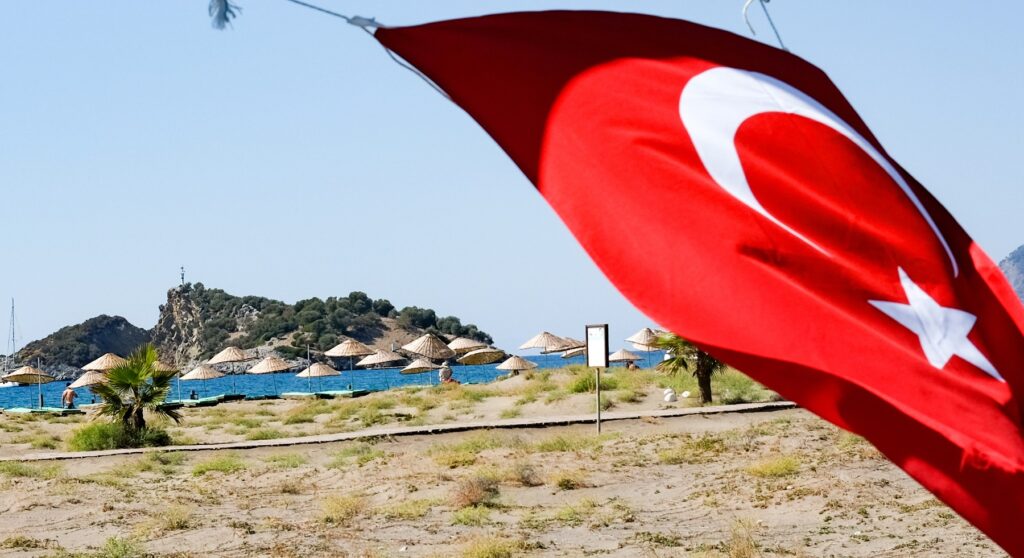 un-turist-a-fost-arestat-in-alanya-dupa-ce-a-scuipat-pe-steagul-turciei-–-hotnews.ro